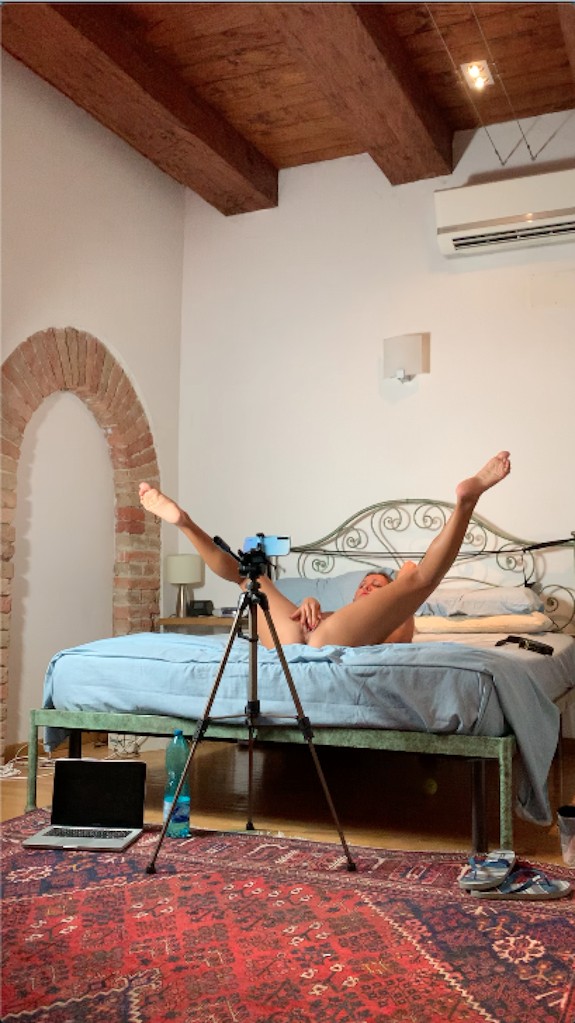 MAELLE LIVE ON WEBCAM - ALBUM 1: Elegant on the bed