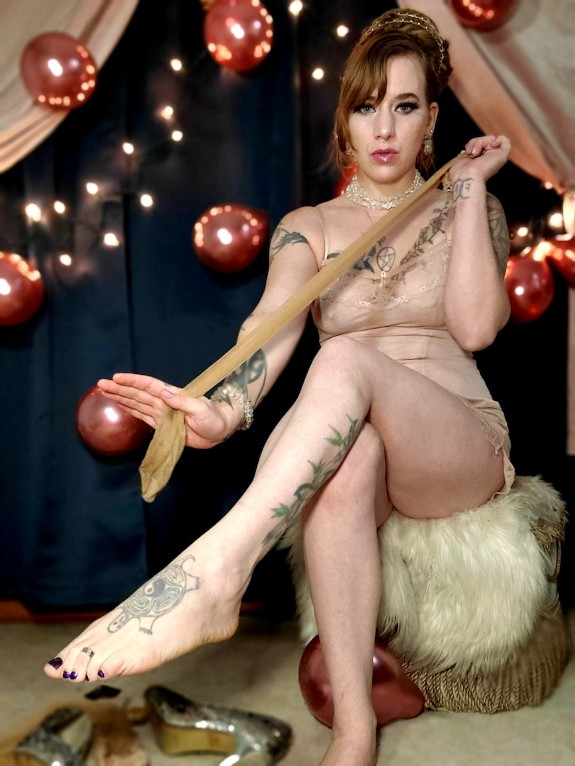 Billie Bee Smoking in Balloons