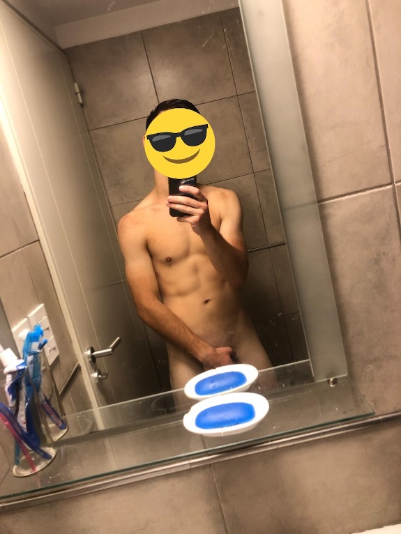 Desnudo en el baño