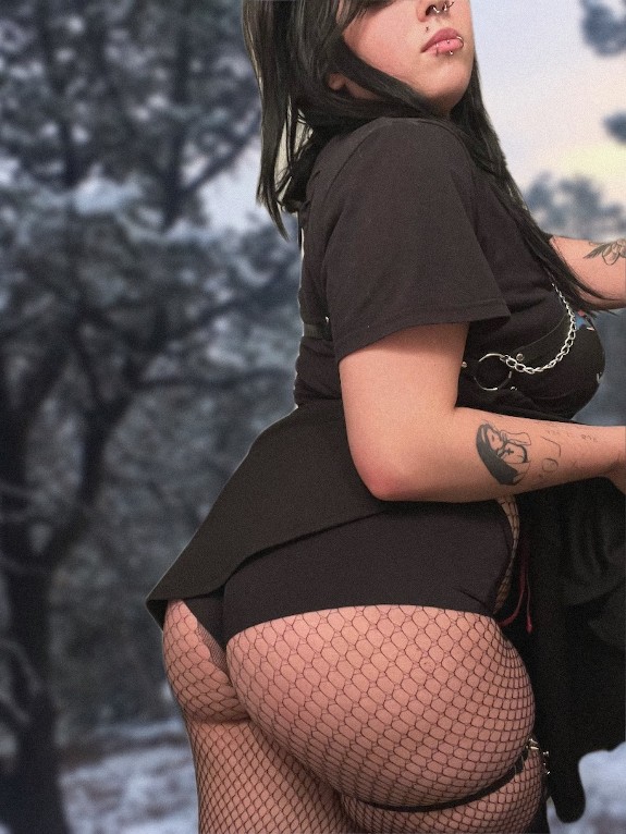 Goth Girl with FAT ass (see more content on OnlyFans @maryjanegang)