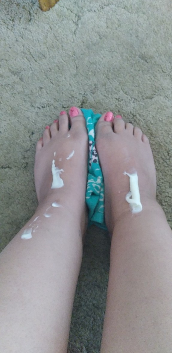 Legs, feet and painted toe nails💦🦶💅
