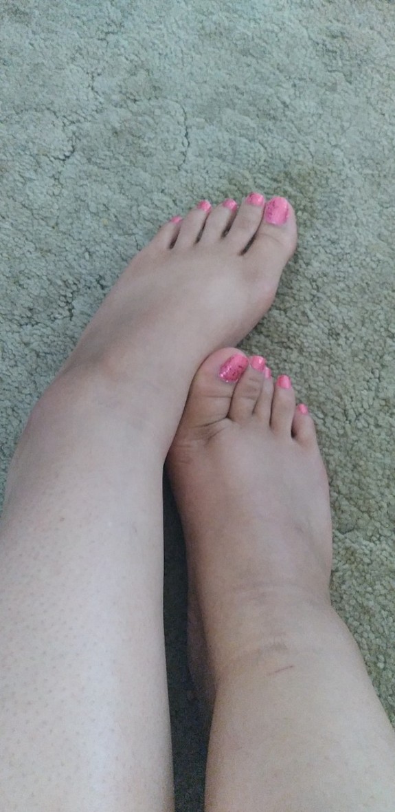 Legs, feet and painted toe nails💦🦶💅