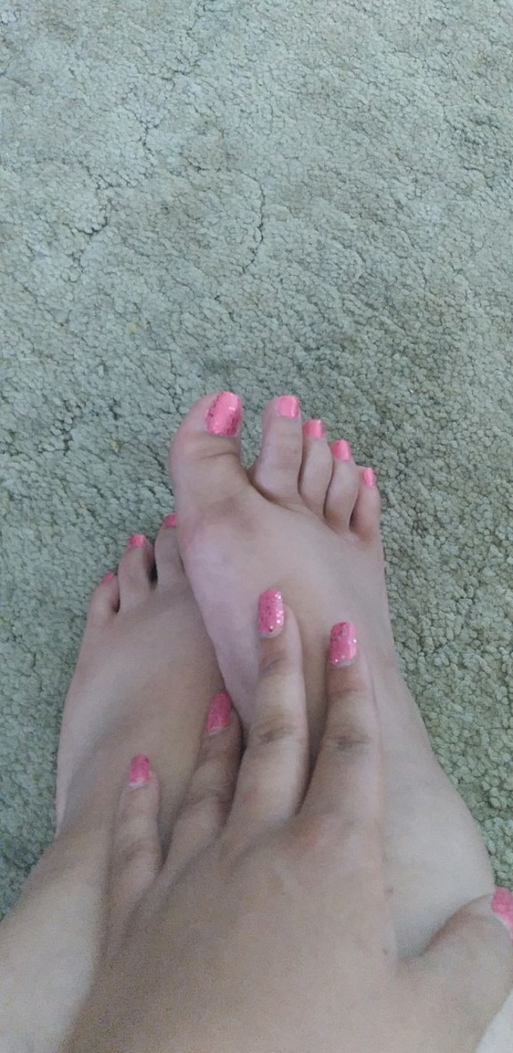 Legs, feet and painted toe nails💦🦶💅