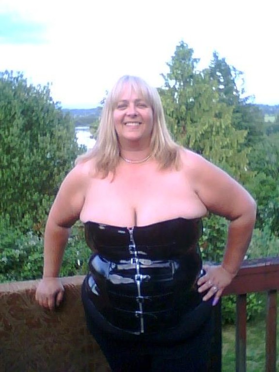 Mature Fetish BBW in Latex, PVC and Vinyl Plays with Toys