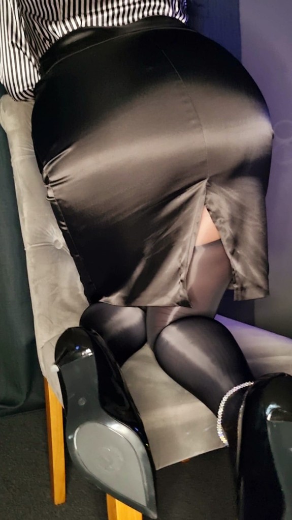 Showing you my pussy through my nylons