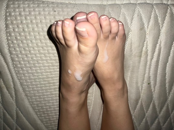 Cumming on pretty feet