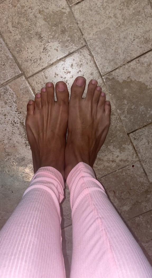 Feet 😝 come smell (custom vids hmu)