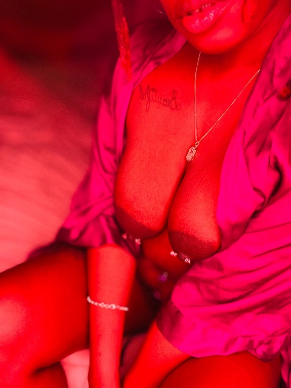 Pretty brown natural ebony titties 💜