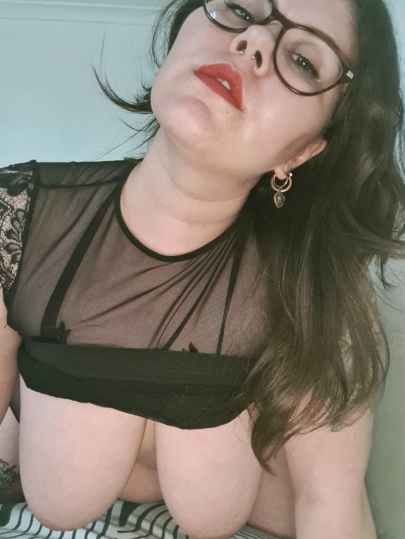 Red lips & Curves
