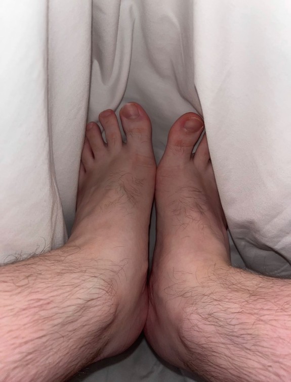 MY FEET UNDER THE COVERS