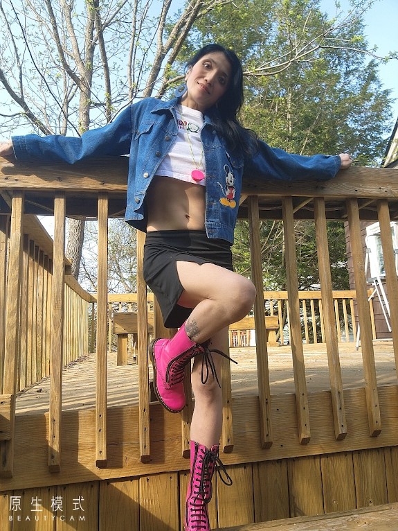 Honry girl like walking and play outside...