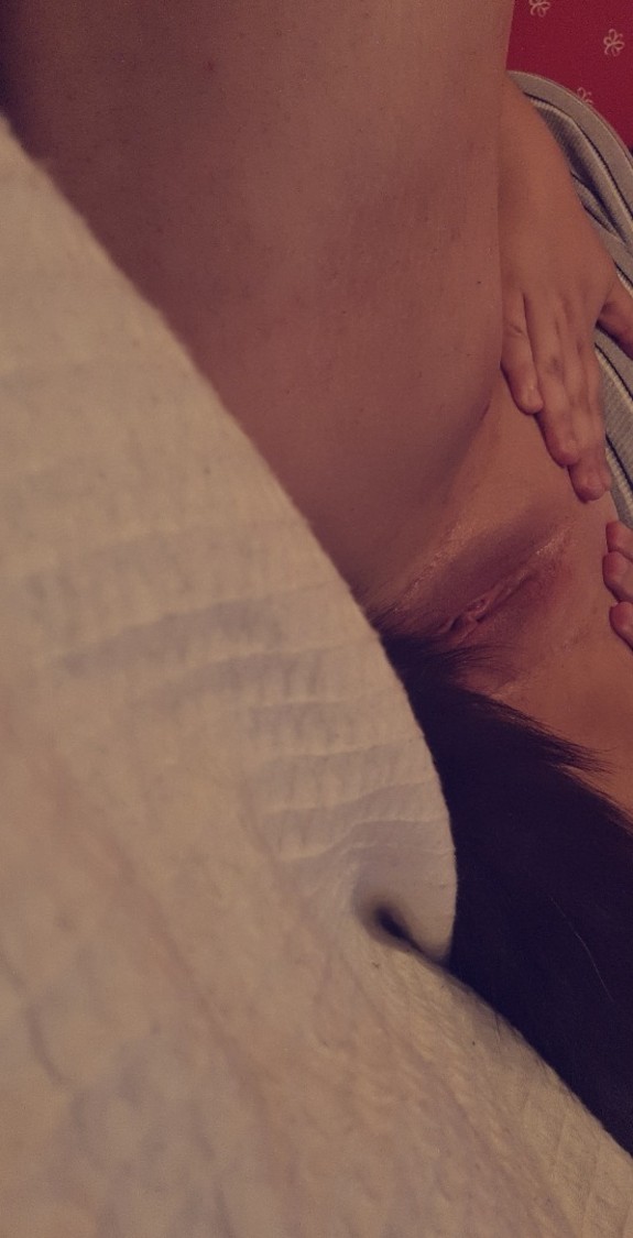 Pretty little pussy and my kitty tail🐈‍⬛