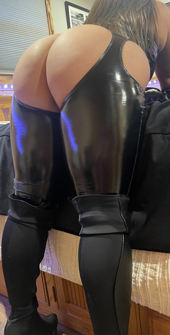 Leather and booty photo