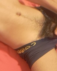 Deitado na cama photo