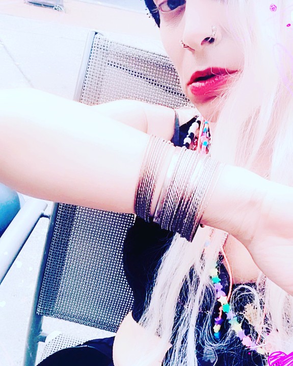 Harley Quinn chillin