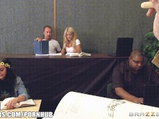 BRAZZERS - JESS FAIT UNE PETITE VITE À MARC-ANDRÉ DANS LA SALLE DE CLASSE gif