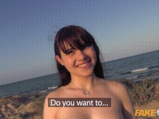 Luna Rival na praia gif