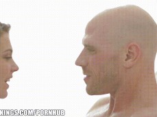 Um beijo entre irmãos gif