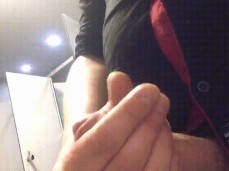 Кончаю в общественном туалете не прячась gif