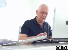 Vecchio si scopa la biondina 2 gif