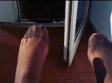 Geile MILF Füße in Feinstrumpfhose gif