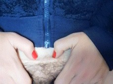 peluda enseña su coño gif