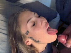  TATUADA GANHA LEITE DO NAMORADO gif