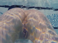 Elle montre  trou du cul dans l'eau gif