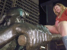 Девка ссыт на монумент gif