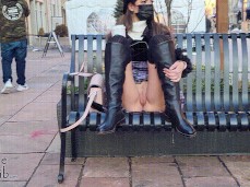 На лавке с голой писькой gif