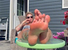 blondey shower feet gif