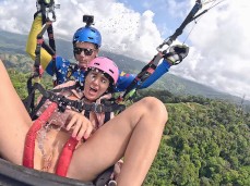 Elle se fait jouir dans le ciel gif