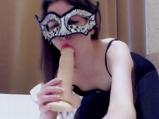 Жадно сосет резиновый член, сосущие дилдо gif