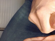 Дрочка в джинсах gif