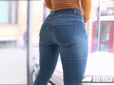 Nekane showing ass in jeans gif