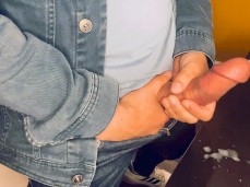 Дрочка в джинсах gif