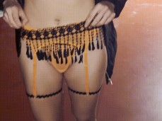 en soutifs & cullote & porte jaretelle au parking souterrain gif