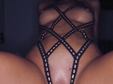 Lily Phillips es abierta por enorme pene gif