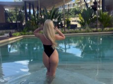 LolaFanz in thong bikini walks into hotel pool gif