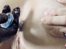 Insertando un tapón anal en una MILF de culo grande gif