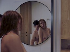 Meu vizinho estava me espionando no chuveiro e depois decidiu se juntar a m gif