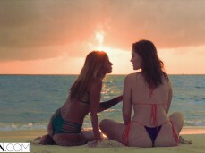 Jia-agatha-kissbeach gif