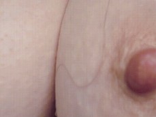 schon gut! schon gut! laß mich jetzt endlich auf die geilen Nippel wichsen! gif