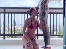 Semen en la boca de mi novia en público en el balcón gif