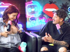 Autumn Ren e Lasirena mostram os peitos no podcast gif