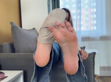 Excelente footjob de hijastra con semen en sus plantas gif