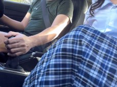 当女孩进行自慰（指交）时，会感受到一系列愉悦的感觉，包括压迫感、充实感、酥麻感、温暖感以及强烈的性高潮。这是因为这种行为刺激了阴蒂和G点等敏感区域，从 gif