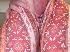 撕开继妹的裤子，插入她饱满的小穴 gif