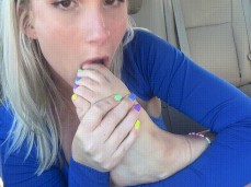 Loirinha chupando os dedos do pé gif