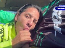 A puta milf mamando no carro gif